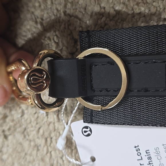 Lululemon Gold/Black Never Lost Keychain - Picture 4 of 6